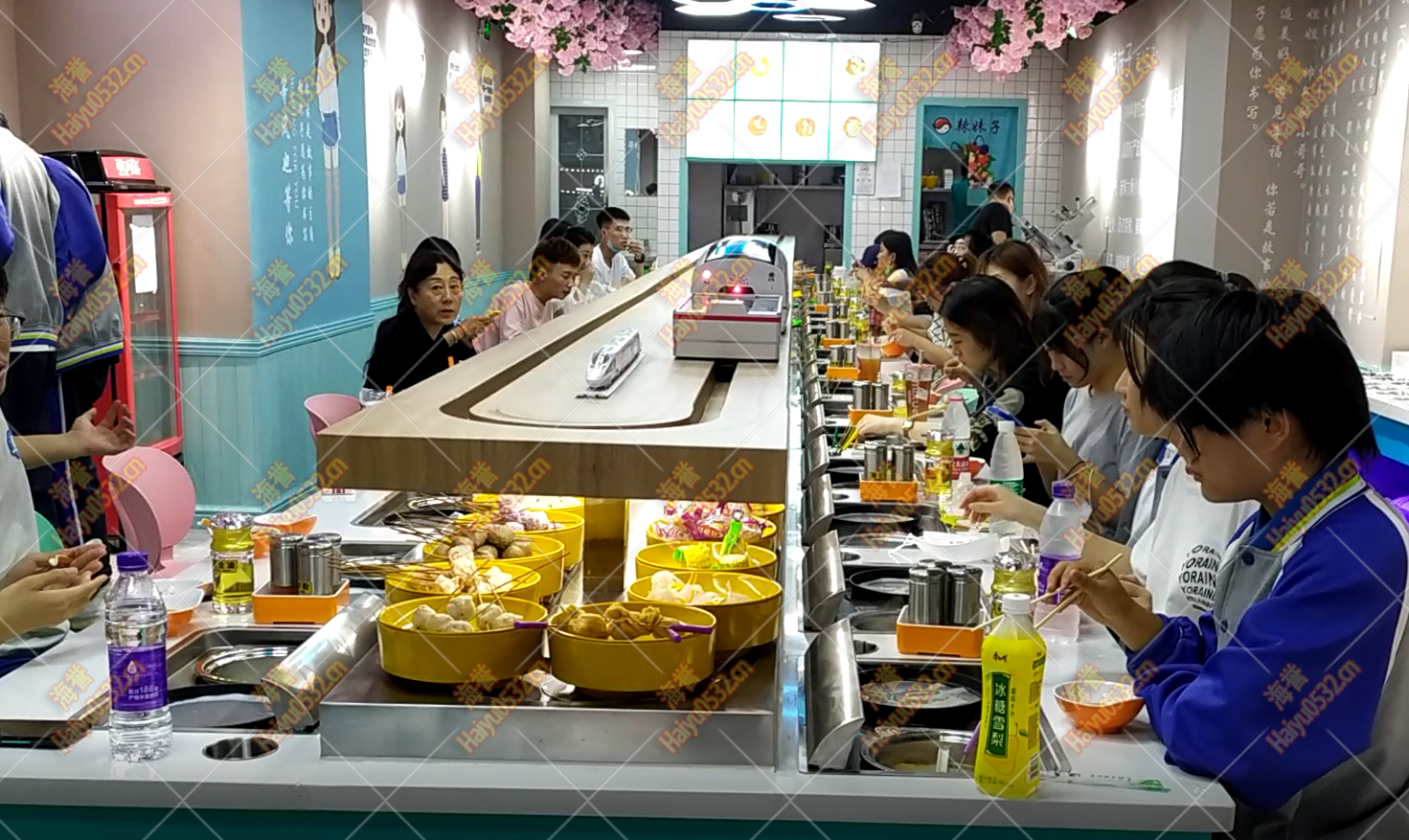 學校食堂開了一家回轉(zhuǎn)小火鍋  學生：再也不點外賣了！